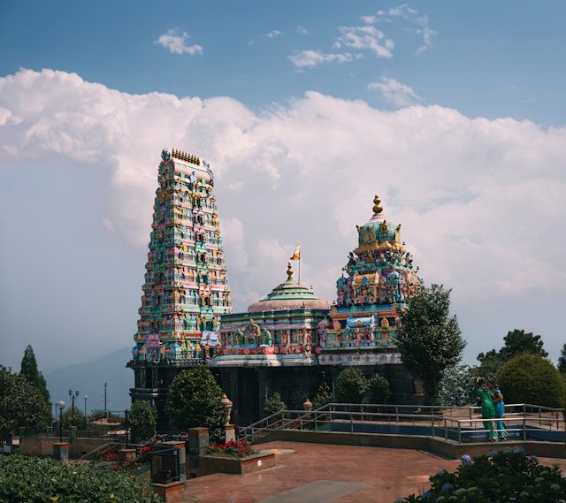 Famous for the giant Samdruptse Statue and Char Dham pilgrimage complex, Namchi offers a blend of spirituality and scenic charm.